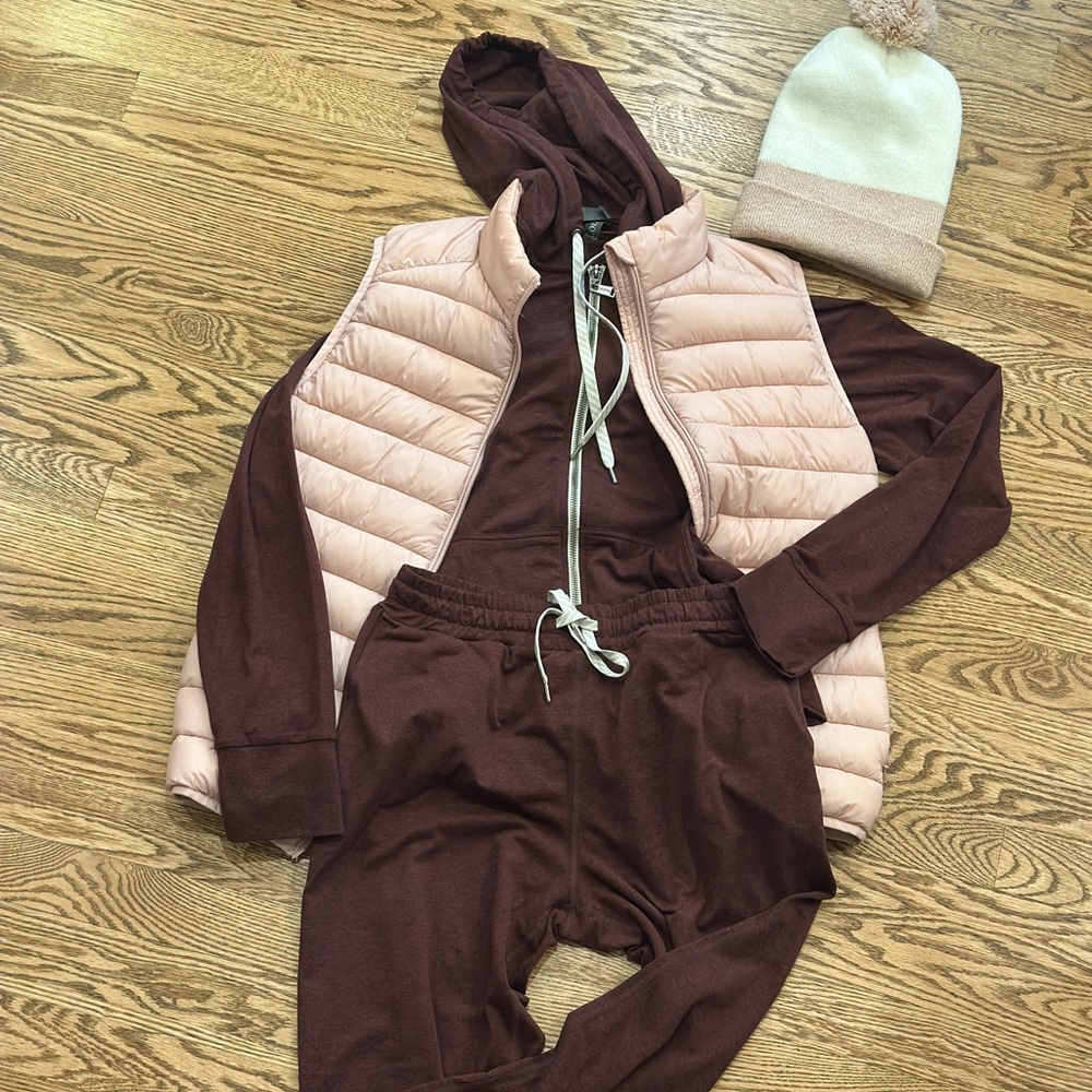 Vuori Performance Jogger and Sweatshirt Set